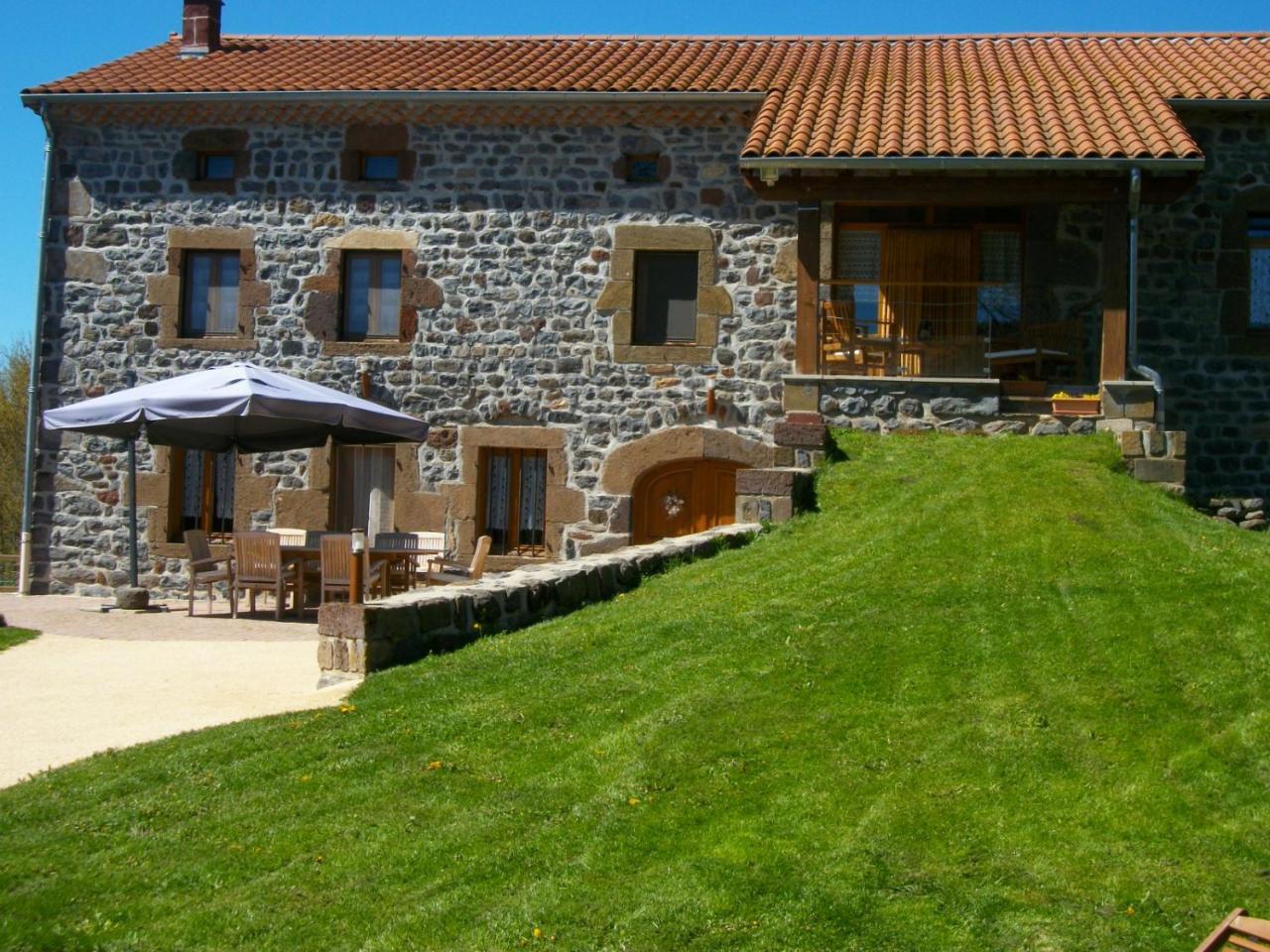 Le Clos Des Pierres Rouges Saint-Privat-dʼAllier Exterior foto